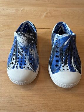 Native Jefferson Shoes 8 Kids Water Shoe in Blue Tie Dye ✨ Blue Natives 8